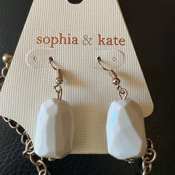 Sophia and Kate necklace and earrings - Picture 4 of 6